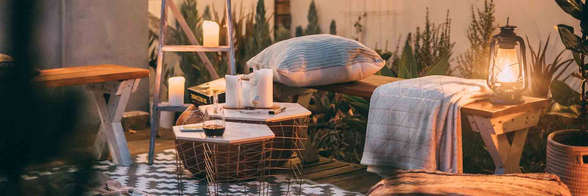 Terrasse cosie avec un banc, plaids et lanterne